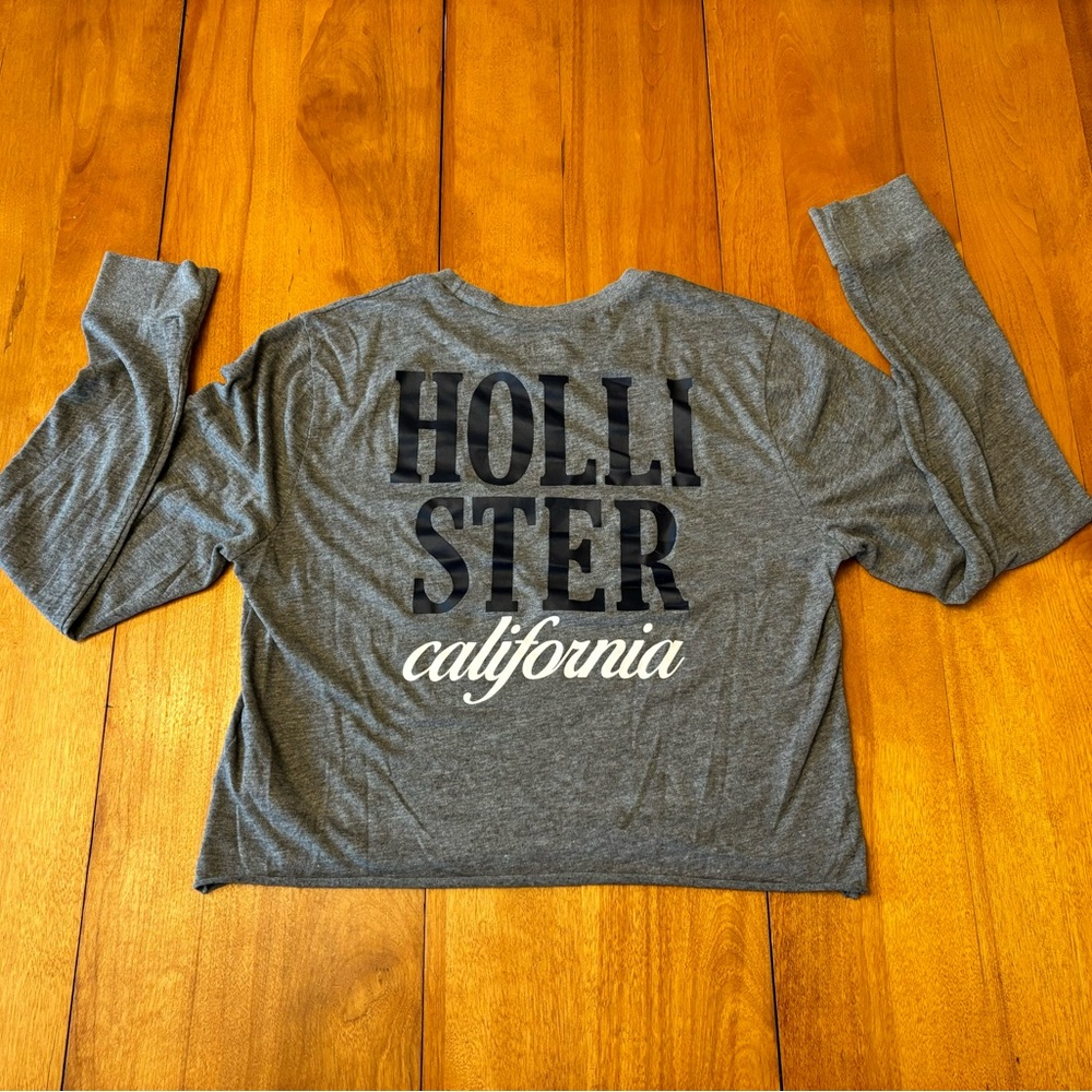 Hollister long sleeve crop tee with large logo in the back lightweight grey XS